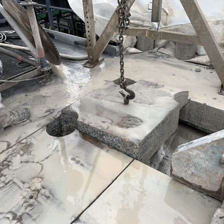 Ausbau eines Betonteils mittels Kettenzug, um einen Deckendurchbruch herzustellen