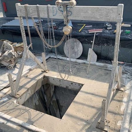 Gesägter Deckendurchbruch mit Portalkran, mit dem die Betonteile ausgebaut werden