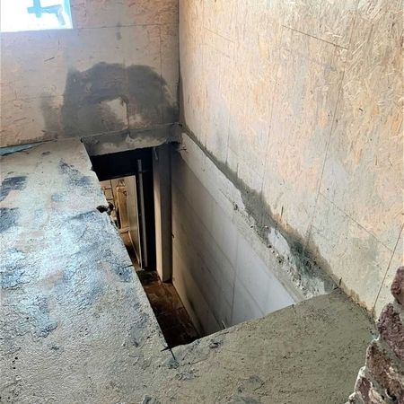 Bündig zu zwei Wänden gesägter Deckendurchbruch