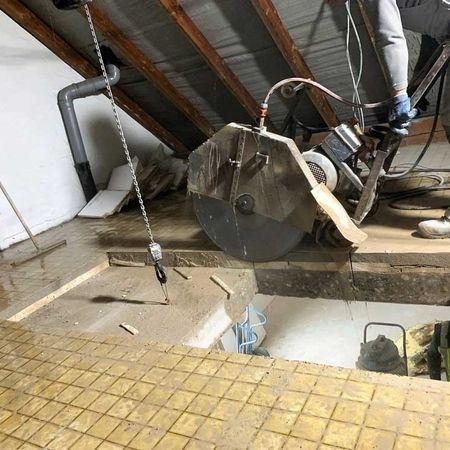 Mitarbeiter bedient Betonsägemaschine