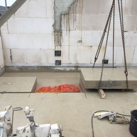 Ausgesägtes Betonteil aus einer Stahlbetondecke