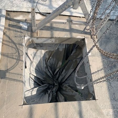 Deckendurchbruch unterhalb mittels Folie  gegen Betonschlamm geschützt